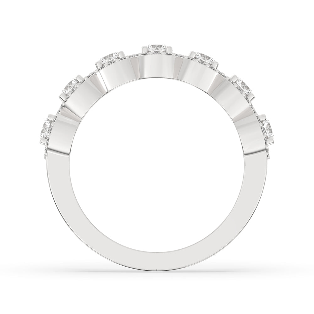 Elegant halo ring with a timeless design.
