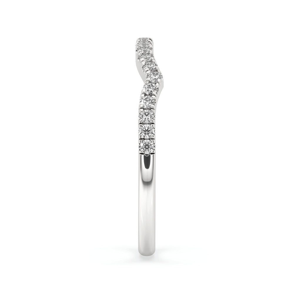 A brilliant cut diamond glistens beautifully on this timeless jewellery piece.
