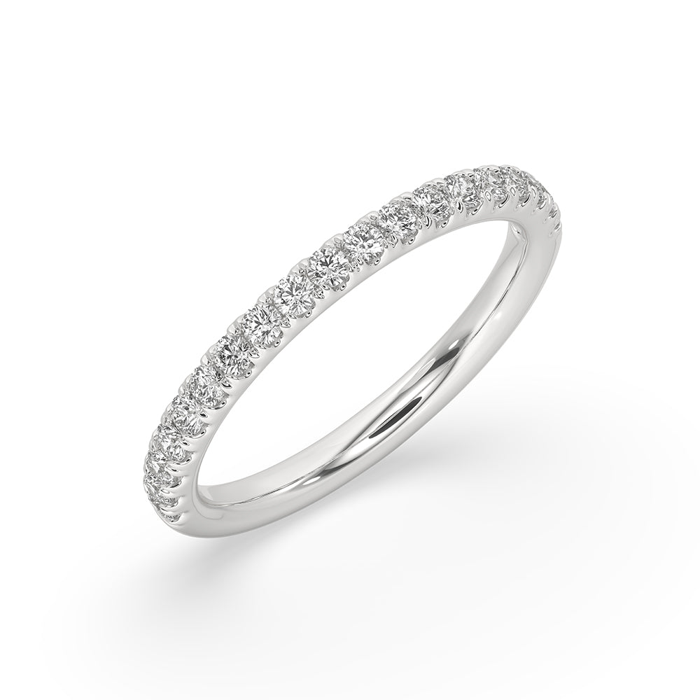 Round diamond band in white gold for a timeless wedding look.
